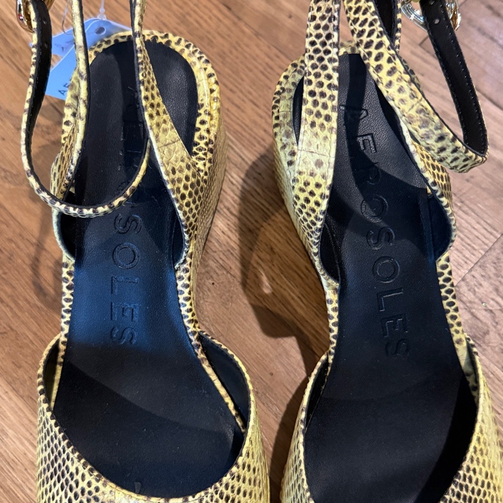 AEROSOLES Nixon Yellow Snakeskin Sandals nwt size 7.5 - Picture 6 of 12